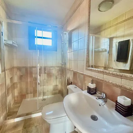 La Casa Roja De Ovio Picones (Asturias)