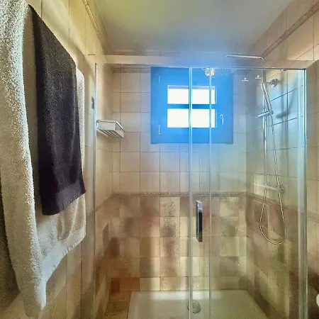 La Casa Roja De Ovio Picones (Asturias)